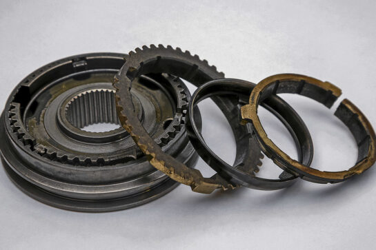 应该在变速箱中加入什么以防止齿轮破裂？